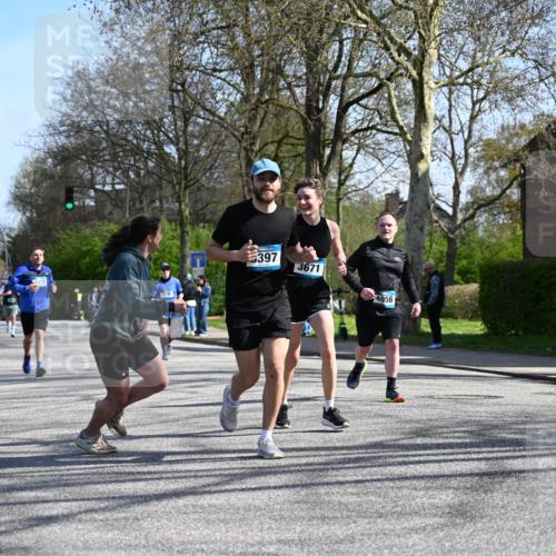 12.04.2026 - 45. Internationalen Wilhelmsburger Insellauf J. Mangold http://msf.ph/oto/9468055 12.04.2026 11:08:01 Ziel 2882, 2864, 3671, 4956, 3397, 2800, 4977, 3740, 3740, 2686, 4624, 3732, 4232, 3569, 5285 meine-sportfotos.de