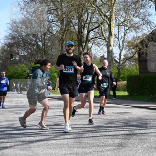 12.04.2026 - 45. Internationalen Wilhelmsburger Insellauf J. Mangold http://msf.ph/oto/9468058 12.04.2026 11:08:01 Ziel 2882, 2864, 3671, 4956, 3397, 2800, 4977, 3740, 3740, 2686, 4624, 3732, 4232, 3569, 5285 meine-sportfotos.de