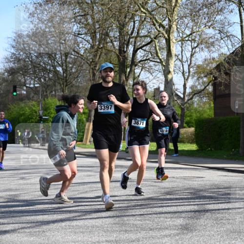 12.04.2026 - 45. Internationalen Wilhelmsburger Insellauf J. Mangold http://msf.ph/oto/9468059 12.04.2026 11:08:01 Ziel 2882, 2864, 3671, 4956, 3397, 2800, 4977, 3740, 3740, 2686, 4624, 3732, 4232, 3569, 5285 meine-sportfotos.de