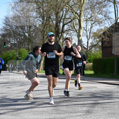 12.04.2026 - 45. Internationalen Wilhelmsburger Insellauf J. Mangold http://msf.ph/oto/9468061 12.04.2026 11:08:01 Ziel 2882, 2864, 3671, 4956, 3397, 2800, 4977, 3740, 3740, 2686, 4624, 3732, 4232, 3569, 5285 meine-sportfotos.de