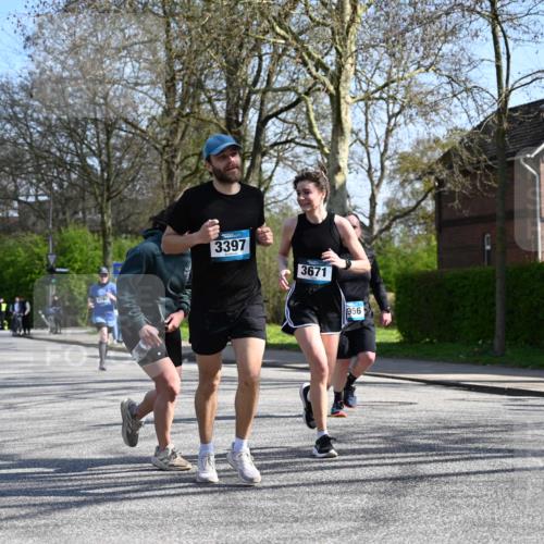 12.04.2026 - 45. Internationalen Wilhelmsburger Insellauf J. Mangold http://msf.ph/oto/9468063 12.04.2026 11:08:02 Ziel 2882, 2864, 3671, 4956, 3397, 2800, 4977, 3740, 2686, 4624, 3732, 4232, 3569, 5285 meine-sportfotos.de