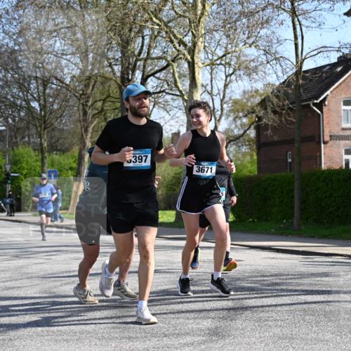 12.04.2026 - 45. Internationalen Wilhelmsburger Insellauf J. Mangold http://msf.ph/oto/9468066 12.04.2026 11:08:02 Ziel 2882, 2864, 3671, 4956, 3397, 2800, 4977, 3740, 2686, 4624, 3732, 4232, 3569, 5285 meine-sportfotos.de