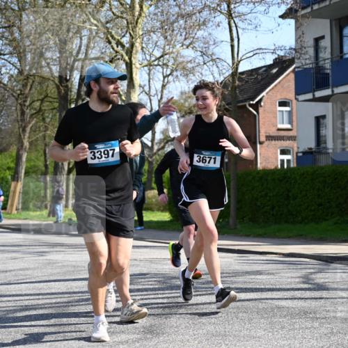 12.04.2026 - 45. Internationalen Wilhelmsburger Insellauf J. Mangold http://msf.ph/oto/9468073 12.04.2026 11:08:02 Ziel 2882, 2864, 3671, 4956, 3397, 2800, 4977, 3740, 2686, 4624, 3732, 4232, 3569, 5285 meine-sportfotos.de