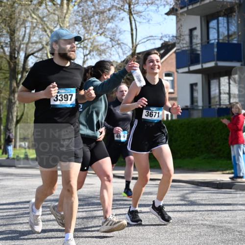 12.04.2026 - 45. Internationalen Wilhelmsburger Insellauf J. Mangold http://msf.ph/oto/9468077 12.04.2026 11:08:02 Ziel 2882, 2864, 3671, 4956, 3397, 2800, 4977, 3740, 2686, 4624, 3732, 4232, 3569, 5285 meine-sportfotos.de
