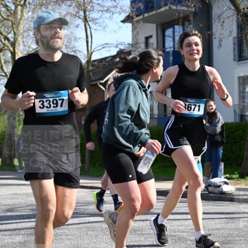12.04.2026 - 45. Internationalen Wilhelmsburger Insellauf J. Mangold http://msf.ph/oto/9468084 12.04.2026 11:08:03 Ziel 2882, 2864, 3671, 4956, 3397, 2800, 4977, 3740, 2686, 4624, 3732, 4232, 3569, 5285 meine-sportfotos.de