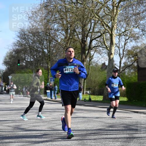 12.04.2026 - 45. Internationalen Wilhelmsburger Insellauf J. Mangold http://msf.ph/oto/9468086 12.04.2026 11:08:06 Ziel 2882, 2864, 3671, 4956, 3397, 2800, 4977, 3740, 2686, 2686, 4624, 3732, 3732, 4232, 3569, 5285 meine-sportfotos.de