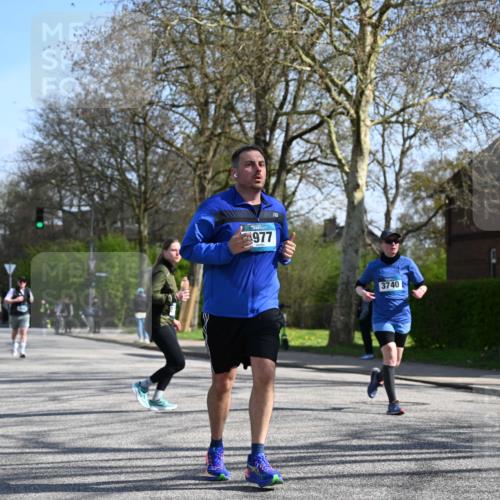 12.04.2026 - 45. Internationalen Wilhelmsburger Insellauf J. Mangold http://msf.ph/oto/9468090 12.04.2026 11:08:06 Ziel 2882, 2864, 3671, 4956, 3397, 2800, 4977, 3740, 2686, 2686, 4624, 3732, 3732, 4232, 3569, 5285 meine-sportfotos.de