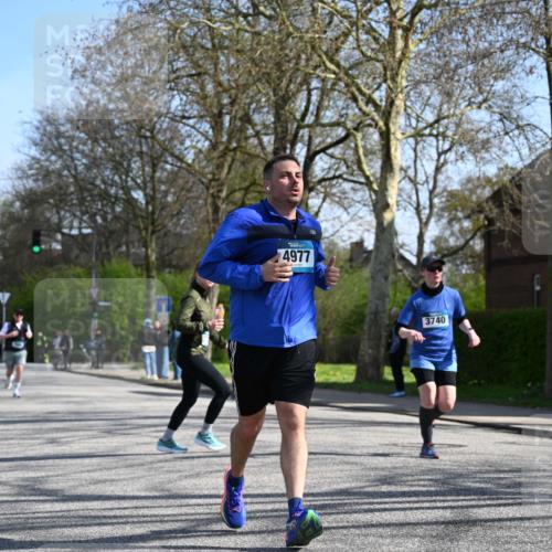 12.04.2026 - 45. Internationalen Wilhelmsburger Insellauf J. Mangold http://msf.ph/oto/9468092 12.04.2026 11:08:06 Ziel 2882, 2864, 3671, 4956, 3397, 2800, 4977, 3740, 2686, 2686, 4624, 3732, 3732, 4232, 3569, 5285 meine-sportfotos.de