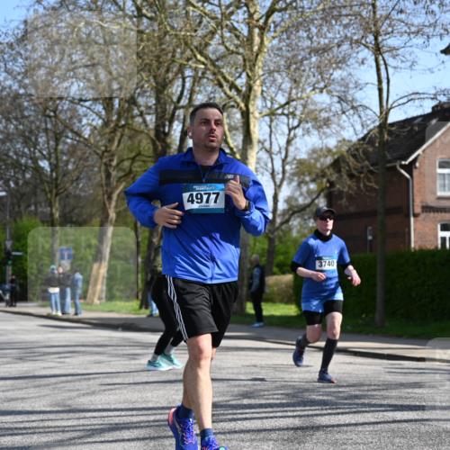 12.04.2026 - 45. Internationalen Wilhelmsburger Insellauf J. Mangold http://msf.ph/oto/9468098 12.04.2026 11:08:06 Ziel 2882, 2864, 3671, 4956, 3397, 2800, 4977, 3740, 2686, 2686, 4624, 3732, 3732, 4232, 3569, 5285 meine-sportfotos.de