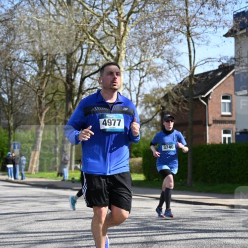 12.04.2026 - 45. Internationalen Wilhelmsburger Insellauf J. Mangold http://msf.ph/oto/9468100 12.04.2026 11:08:07 Ziel 2882, 2864, 3671, 4956, 3397, 2800, 4977, 3740, 2686, 4624, 3732, 4232, 3569, 5285 meine-sportfotos.de