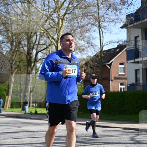 12.04.2026 - 45. Internationalen Wilhelmsburger Insellauf J. Mangold http://msf.ph/oto/9468103 12.04.2026 11:08:07 Ziel 2882, 2864, 3671, 4956, 3397, 2800, 4977, 3740, 2686, 4624, 3732, 4232, 3569, 5285 meine-sportfotos.de