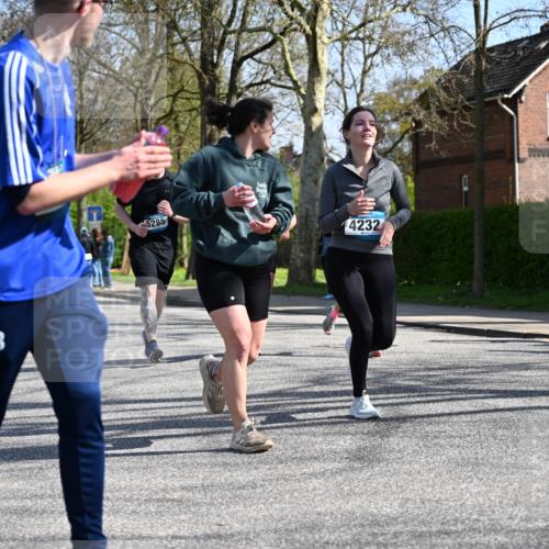 12.04.2026 - 45. Internationalen Wilhelmsburger Insellauf J. Mangold http://msf.ph/oto/9468131 12.04.2026 11:08:28 Ziel 2686, 4624, 3732, 4232, 3569, 5285, 0000, 2142, 4371, 3748, 3748, 3701, 2050, 4406 meine-sportfotos.de