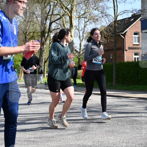 12.04.2026 - 45. Internationalen Wilhelmsburger Insellauf J. Mangold http://msf.ph/oto/9468134 12.04.2026 11:08:28 Ziel 2686, 4624, 3732, 4232, 3569, 5285, 0000, 2142, 4371, 3748, 3748, 3701, 2050, 4406 meine-sportfotos.de