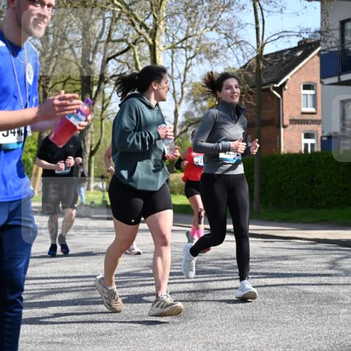 12.04.2026 - 45. Internationalen Wilhelmsburger Insellauf J. Mangold http://msf.ph/oto/9468135 12.04.2026 11:08:28 Ziel 2686, 4624, 3732, 4232, 3569, 5285, 0000, 2142, 4371, 3748, 3748, 3701, 2050, 4406 meine-sportfotos.de