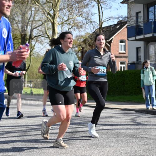 12.04.2026 - 45. Internationalen Wilhelmsburger Insellauf J. Mangold http://msf.ph/oto/9468138 12.04.2026 11:08:28 Ziel 2686, 4624, 3732, 4232, 3569, 5285, 0000, 2142, 4371, 3748, 3748, 3701, 2050, 4406 meine-sportfotos.de