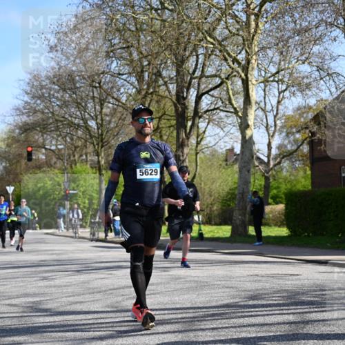 12.04.2026 - 45. Internationalen Wilhelmsburger Insellauf J. Mangold http://msf.ph/oto/9468175 12.04.2026 11:08:38 Ziel 4624, 3732, 4232, 3569, 5285, 0000, 2142, 4371, 4371, 3748, 3701, 2050, 4406, 4406, 3169, 2699, 3005, 5629, 2620, 2601, 4485 meine-sportfotos.de