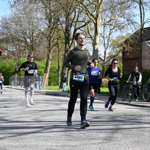 12.04.2026 - 45. Internationalen Wilhelmsburger Insellauf J. Mangold http://msf.ph/oto/9468278 12.04.2026 11:09:02 Ziel 4371, 3748, 3701, 2050, 4406, 3169, 2699, 3005, 5629, 2620, 2601, 4485, 3333, 2612, 3382, 4081, 3383, 2238 meine-sportfotos.de