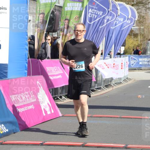 12.04.2026 - 45. Internationalen Wilhelmsburger Insellauf Strokosch-Dieckow http://msf.ph/oto/9468288 12.04.2026 11:19:47 Ziel 2226, 5571, 5035 meine-sportfotos.de