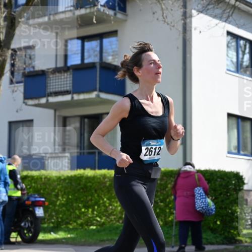 12.04.2026 - 45. Internationalen Wilhelmsburger Insellauf J. Mangold http://msf.ph/oto/9468381 12.04.2026 11:09:31 Ziel 2612, 3382, 4081, 3383, 2238, 2321, 5367, 3688, 4080, 3335, 4080, 3335, 3833, 4251, 3077, 5651, 5851 meine-sportfotos.de