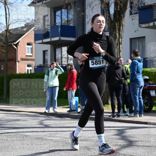 12.04.2026 - 45. Internationalen Wilhelmsburger Insellauf J. Mangold http://msf.ph/oto/9468481 12.04.2026 11:10:03 Ziel 3688, 4080, 3335, 3833, 4251, 3077, 5651, 5851, 2336, 2528, 3239, 2859, 2811, 2346, 2346, 3884, 3847, 3832, 2199, 3715, 2585, 4334, 3507 meine-sportfotos.de