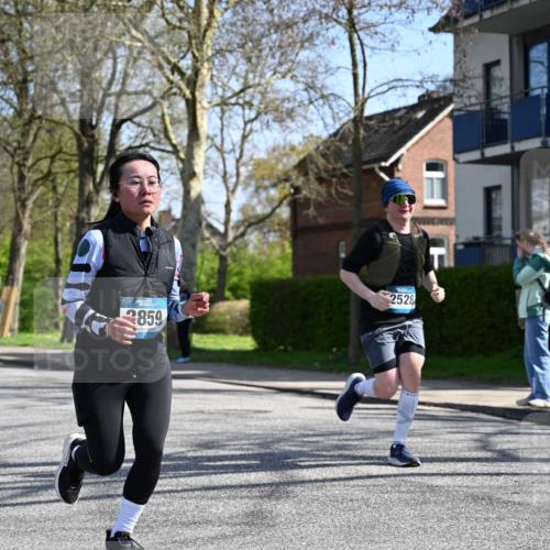 12.04.2026 - 45. Internationalen Wilhelmsburger Insellauf J. Mangold http://msf.ph/oto/9468528 12.04.2026 11:10:15 Ziel 3077, 5651, 5851, 2336, 2528, 3239, 2859, 2811, 2346, 2346, 3884, 3847, 3832, 2199, 3715, 2585, 4334, 3507, 3507, 3913, 2208, 2539, 2513, 2590, 2576 meine-sportfotos.de