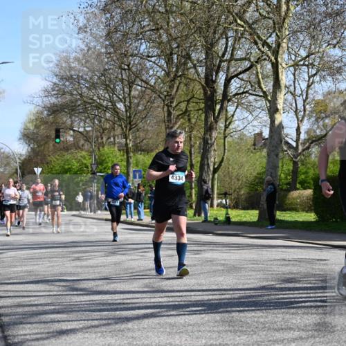 12.04.2026 - 45. Internationalen Wilhelmsburger Insellauf J. Mangold http://msf.ph/oto/9468548 12.04.2026 11:10:22 Ziel 2336, 2528, 3239, 2859, 2811, 2346, 3884, 3847, 3832, 2199, 3715, 2199, 3715, 2585, 4334, 3507, 3913, 2208, 2539, 2513, 2590, 2576 meine-sportfotos.de