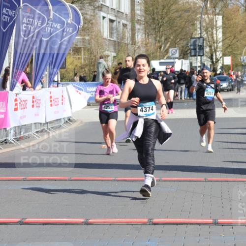 12.04.2026 - 45. Internationalen Wilhelmsburger Insellauf Strokosch-Dieckow http://msf.ph/oto/9468619 12.04.2026 11:21:01 Ziel 4374, 4258, 4257 meine-sportfotos.de