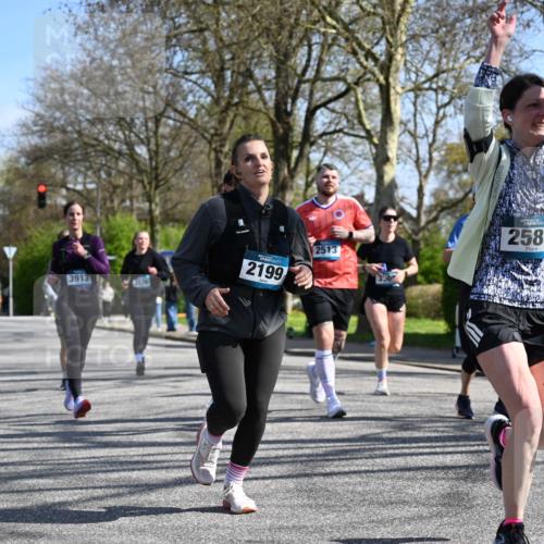 12.04.2026 - 45. Internationalen Wilhelmsburger Insellauf J. Mangold http://msf.ph/oto/9468622 12.04.2026 11:10:32 Ziel 2859, 2811, 2346, 3884, 3847, 3832, 2199, 3715, 2585, 4334, 3507, 3913, 2208, 2539, 2513, 2590, 2576, 2320, 5616, 2548 meine-sportfotos.de
