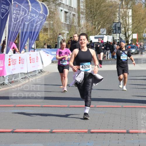 12.04.2026 - 45. Internationalen Wilhelmsburger Insellauf Strokosch-Dieckow http://msf.ph/oto/9468623 12.04.2026 11:21:01 Ziel 4374, 4258, 4257 meine-sportfotos.de