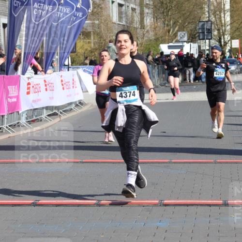 12.04.2026 - 45. Internationalen Wilhelmsburger Insellauf Strokosch-Dieckow http://msf.ph/oto/9468636 12.04.2026 11:21:02 Ziel 4374, 4258, 4257, 5471 meine-sportfotos.de