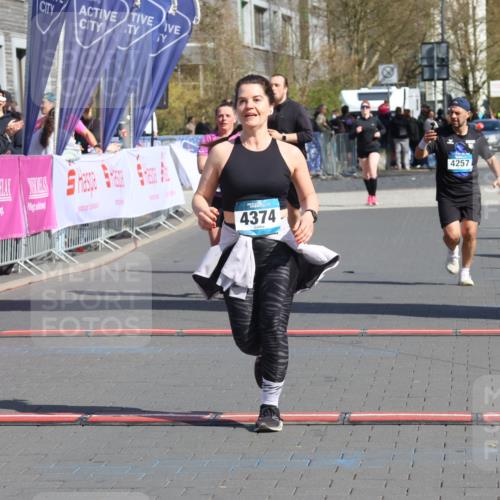 12.04.2026 - 45. Internationalen Wilhelmsburger Insellauf Strokosch-Dieckow http://msf.ph/oto/9468644 12.04.2026 11:21:02 Ziel 4374, 4258, 4257, 5471 meine-sportfotos.de