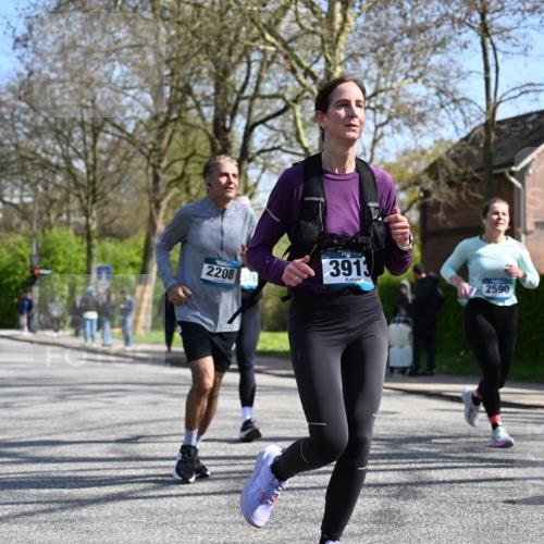 12.04.2026 - 45. Internationalen Wilhelmsburger Insellauf J. Mangold http://msf.ph/oto/9468650 12.04.2026 11:10:35 Ziel 2811, 2346, 3884, 3847, 3832, 2199, 3715, 2585, 4334, 3507, 3913, 2208, 2539, 2513, 2590, 2576, 2320, 5616, 2548, 2673 meine-sportfotos.de