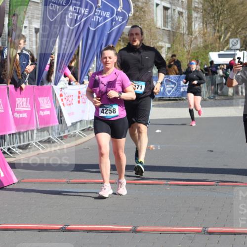 12.04.2026 - 45. Internationalen Wilhelmsburger Insellauf Strokosch-Dieckow http://msf.ph/oto/9468656 12.04.2026 11:21:04 Ziel 4374, 4258, 4257, 5471 meine-sportfotos.de
