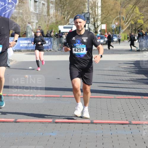 12.04.2026 - 45. Internationalen Wilhelmsburger Insellauf Strokosch-Dieckow http://msf.ph/oto/9468669 12.04.2026 11:21:06 Ziel 4374, 4258, 4257, 5471 meine-sportfotos.de