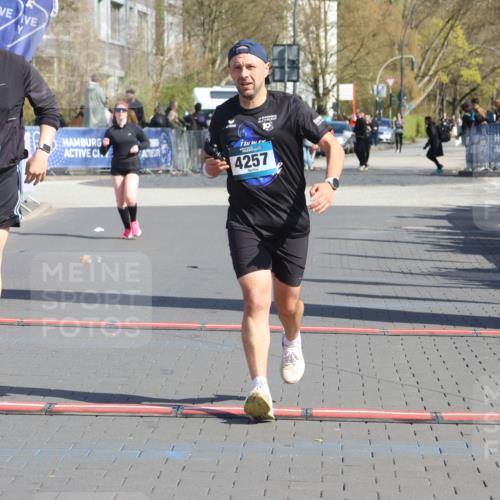 12.04.2026 - 45. Internationalen Wilhelmsburger Insellauf Strokosch-Dieckow http://msf.ph/oto/9468678 12.04.2026 11:21:06 Ziel 4374, 4258, 4257, 5471 meine-sportfotos.de