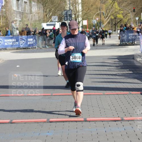 12.04.2026 - 45. Internationalen Wilhelmsburger Insellauf Strokosch-Dieckow http://msf.ph/oto/9468830 12.04.2026 11:21:52 Ziel 3808, 3537, 3205 meine-sportfotos.de