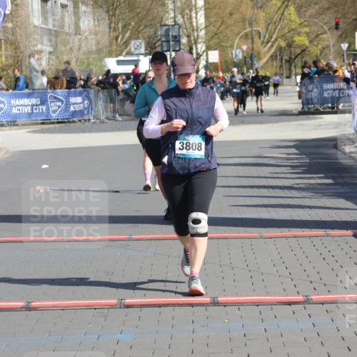 12.04.2026 - 45. Internationalen Wilhelmsburger Insellauf Strokosch-Dieckow http://msf.ph/oto/9468834 12.04.2026 11:21:52 Ziel 3808, 3537, 3205 meine-sportfotos.de