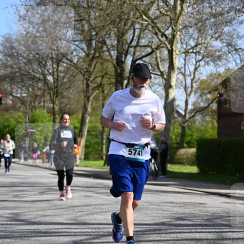 12.04.2026 - 45. Internationalen Wilhelmsburger Insellauf J. Mangold http://msf.ph/oto/9468836 12.04.2026 11:12:00 Ziel 3751, 4920, 3046, 2817, 2916, 4971, 2489, 3844, 5741, 2668, 2668, 2816, 2918, 3589, 2135, 2435, 3517, 2739 meine-sportfotos.de