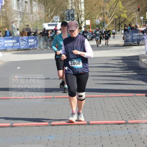12.04.2026 - 45. Internationalen Wilhelmsburger Insellauf Strokosch-Dieckow http://msf.ph/oto/9468846 12.04.2026 11:21:52 Ziel 3808, 3537, 3205 meine-sportfotos.de