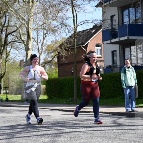 12.04.2026 - 45. Internationalen Wilhelmsburger Insellauf J. Mangold http://msf.ph/oto/9469061 12.04.2026 11:13:35 Ziel 2527, 2526, 2726, 2410, 3330, 2486, 3202, 4548 meine-sportfotos.de
