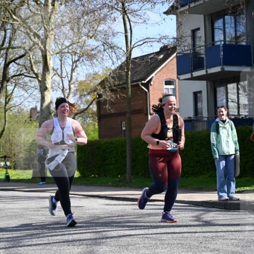 12.04.2026 - 45. Internationalen Wilhelmsburger Insellauf J. Mangold http://msf.ph/oto/9469062 12.04.2026 11:13:35 Ziel 2527, 2526, 2726, 2410, 3330, 2486, 3202, 4548 meine-sportfotos.de