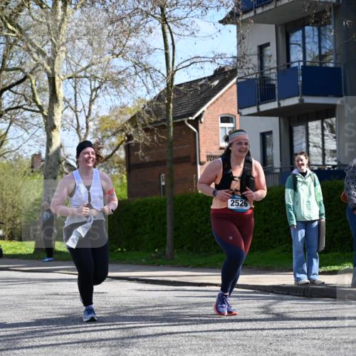 12.04.2026 - 45. Internationalen Wilhelmsburger Insellauf J. Mangold http://msf.ph/oto/9469063 12.04.2026 11:13:35 Ziel 2527, 2526, 2726, 2410, 3330, 2486, 3202, 4548 meine-sportfotos.de
