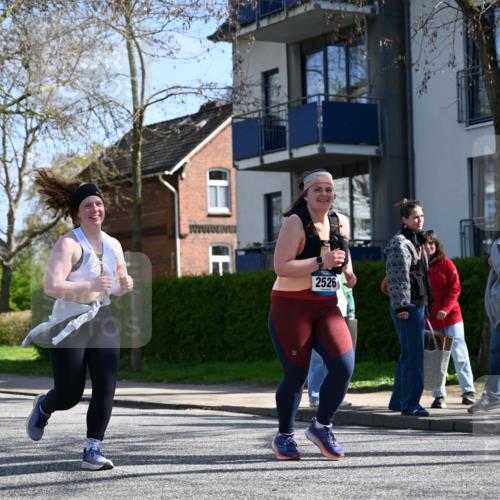 12.04.2026 - 45. Internationalen Wilhelmsburger Insellauf J. Mangold http://msf.ph/oto/9469069 12.04.2026 11:13:36 Ziel 2527, 2526, 2726, 2410, 3330, 2486, 3202, 4548, 2404 meine-sportfotos.de
