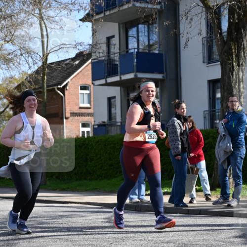 12.04.2026 - 45. Internationalen Wilhelmsburger Insellauf J. Mangold http://msf.ph/oto/9469071 12.04.2026 11:13:36 Ziel 2527, 2526, 2726, 2410, 3330, 2486, 3202, 4548, 2404 meine-sportfotos.de