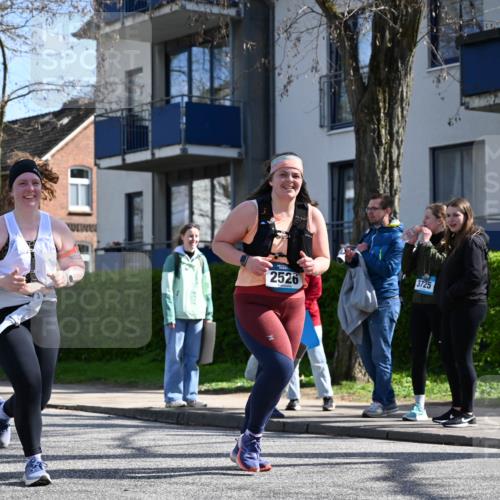 12.04.2026 - 45. Internationalen Wilhelmsburger Insellauf J. Mangold http://msf.ph/oto/9469075 12.04.2026 11:13:36 Ziel 2527, 2526, 2726, 2410, 3330, 2486, 3202, 4548, 2404 meine-sportfotos.de