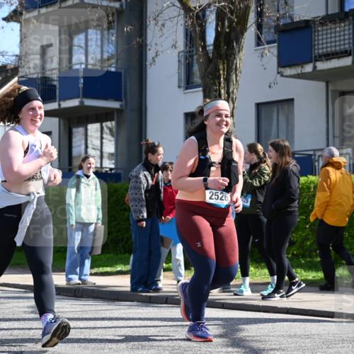 12.04.2026 - 45. Internationalen Wilhelmsburger Insellauf J. Mangold http://msf.ph/oto/9469079 12.04.2026 11:13:36 Ziel 2527, 2526, 2726, 2410, 3330, 2486, 3202, 4548, 2404 meine-sportfotos.de