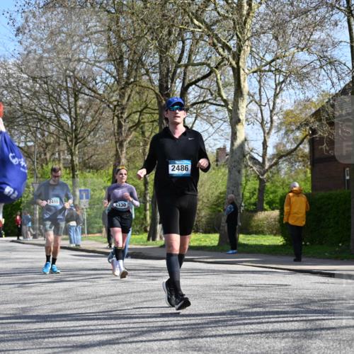 12.04.2026 - 45. Internationalen Wilhelmsburger Insellauf J. Mangold http://msf.ph/oto/9469095 12.04.2026 11:13:46 Ziel 2527, 2526, 2726, 2410, 3330, 2486, 3202, 4548, 2404, 4982 meine-sportfotos.de