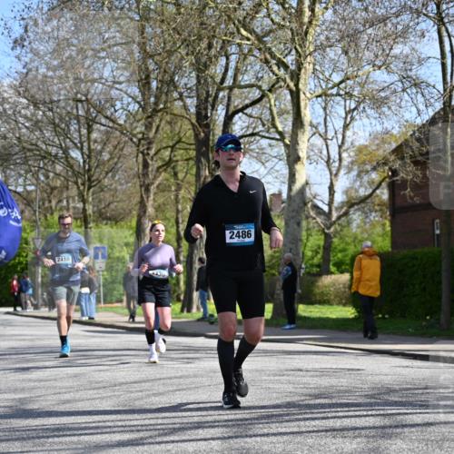 12.04.2026 - 45. Internationalen Wilhelmsburger Insellauf J. Mangold http://msf.ph/oto/9469097 12.04.2026 11:13:46 Ziel 2527, 2526, 2726, 2410, 3330, 2486, 3202, 4548, 2404, 4982 meine-sportfotos.de