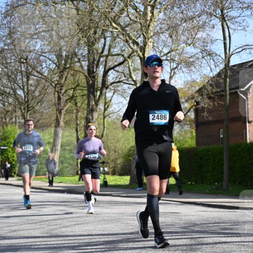 12.04.2026 - 45. Internationalen Wilhelmsburger Insellauf J. Mangold http://msf.ph/oto/9469109 12.04.2026 11:13:47 Ziel 2527, 2526, 2726, 2410, 3330, 2486, 3202, 4548, 2404, 4982 meine-sportfotos.de