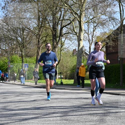 12.04.2026 - 45. Internationalen Wilhelmsburger Insellauf J. Mangold http://msf.ph/oto/9469126 12.04.2026 11:13:48 Ziel 2527, 2526, 2726, 2410, 3330, 2486, 3202, 4548, 2404, 2404, 4982 meine-sportfotos.de